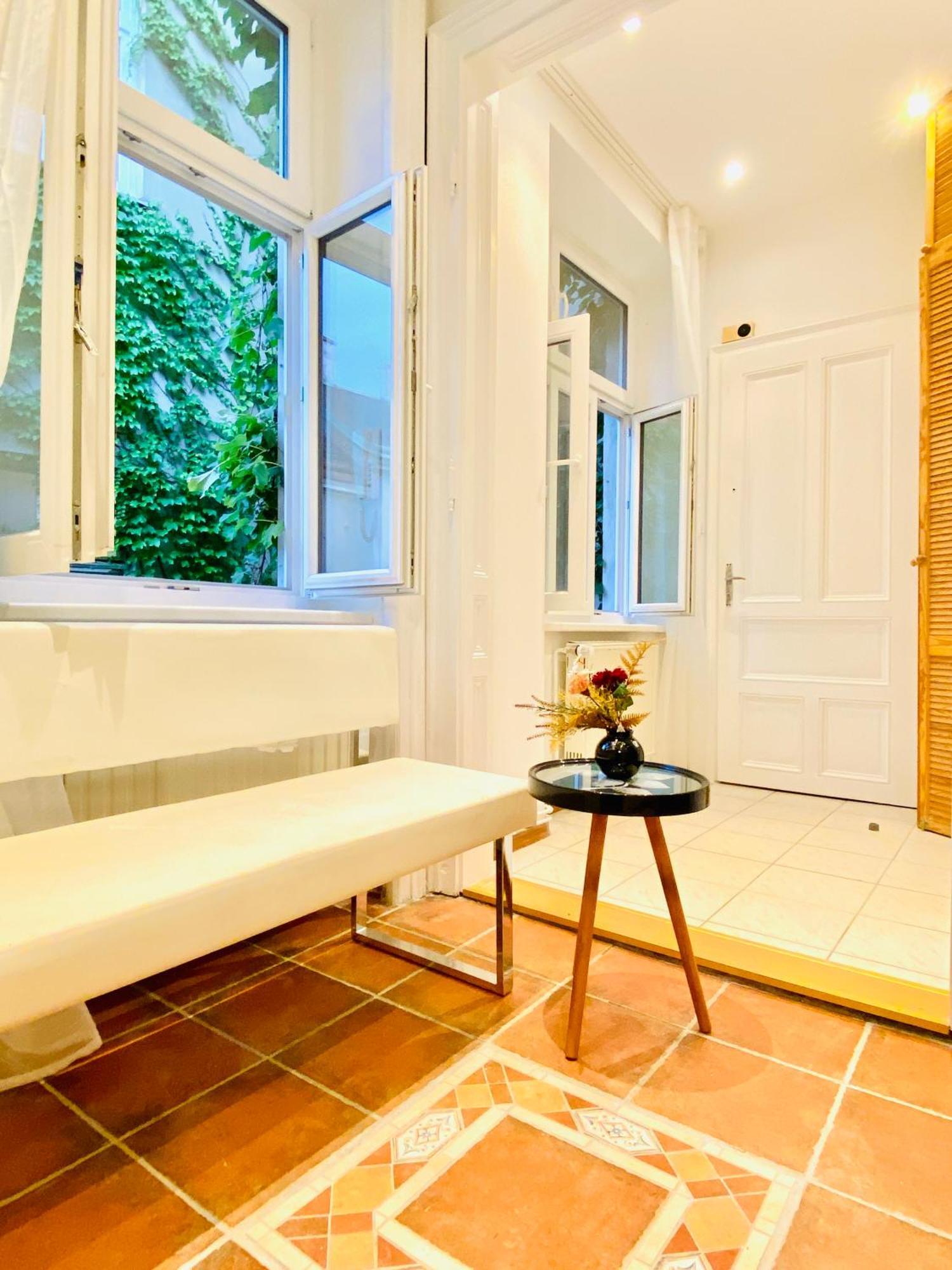 Stylish 2br Prime Location By Westbahnhof Apartment