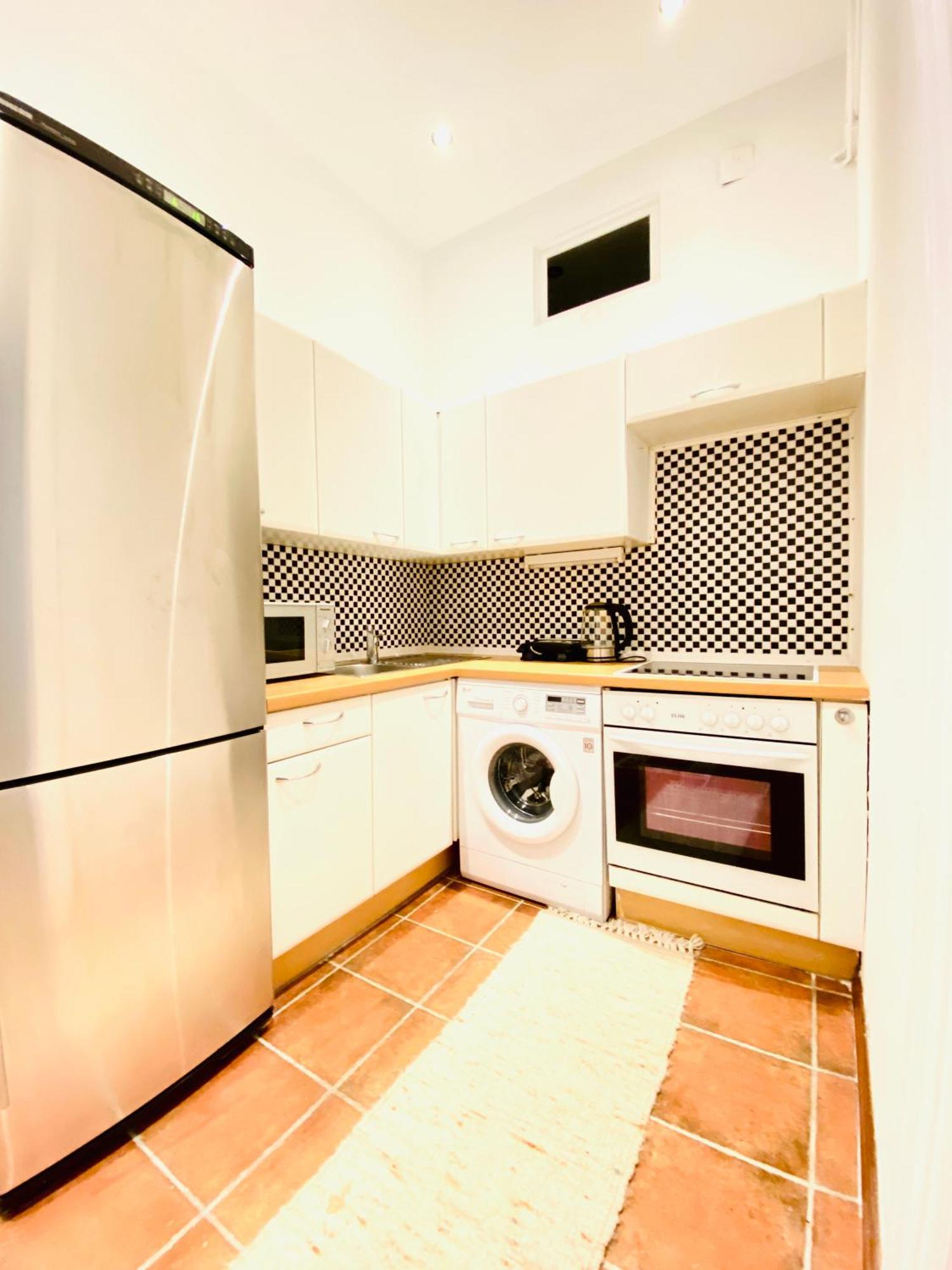 Stylish 2br Prime Location By Westbahnhof Apartment