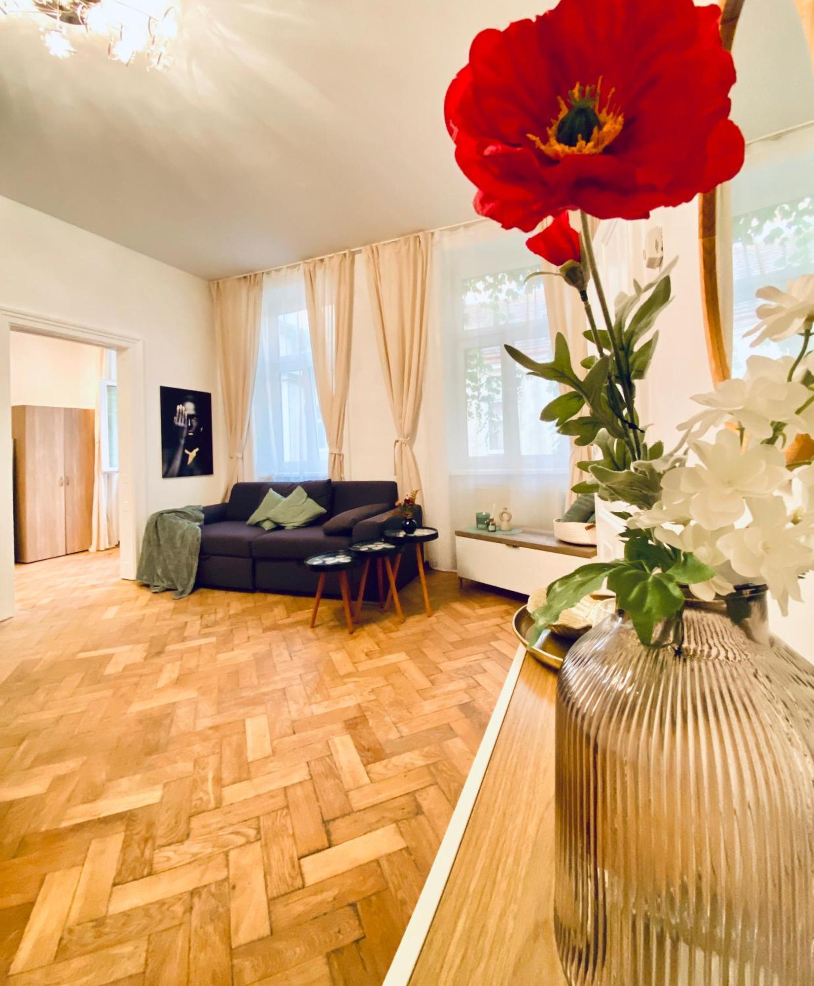 Apartment Stylish 2br Prime Location By Westbahnhof *