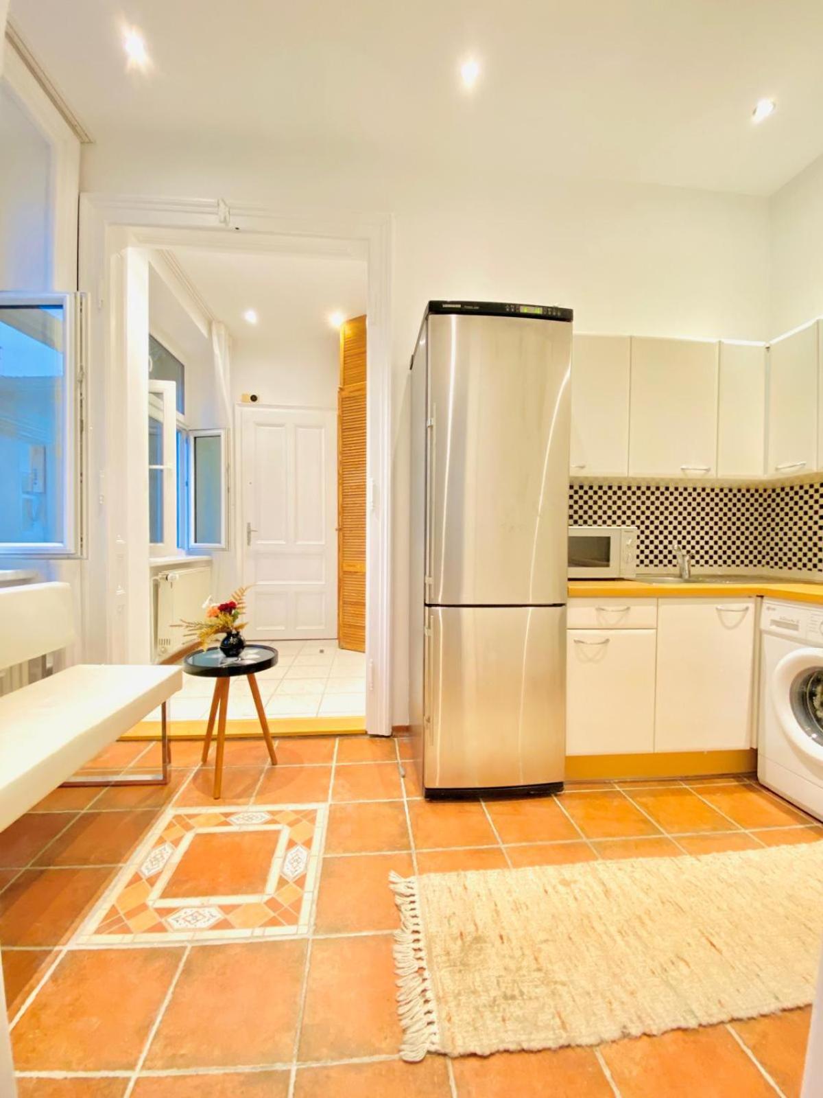 Stylish 2br Prime Location By Westbahnhof Apartment Wien